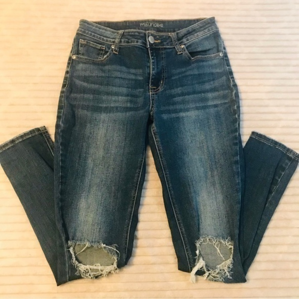 Maurices Distressed Skinny Jeans Women’s size 4 27 busted knees ripped